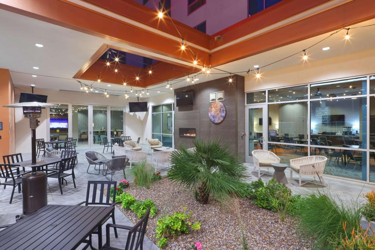 Hilton Garden Inn Chandler Downtown Exterior photo
