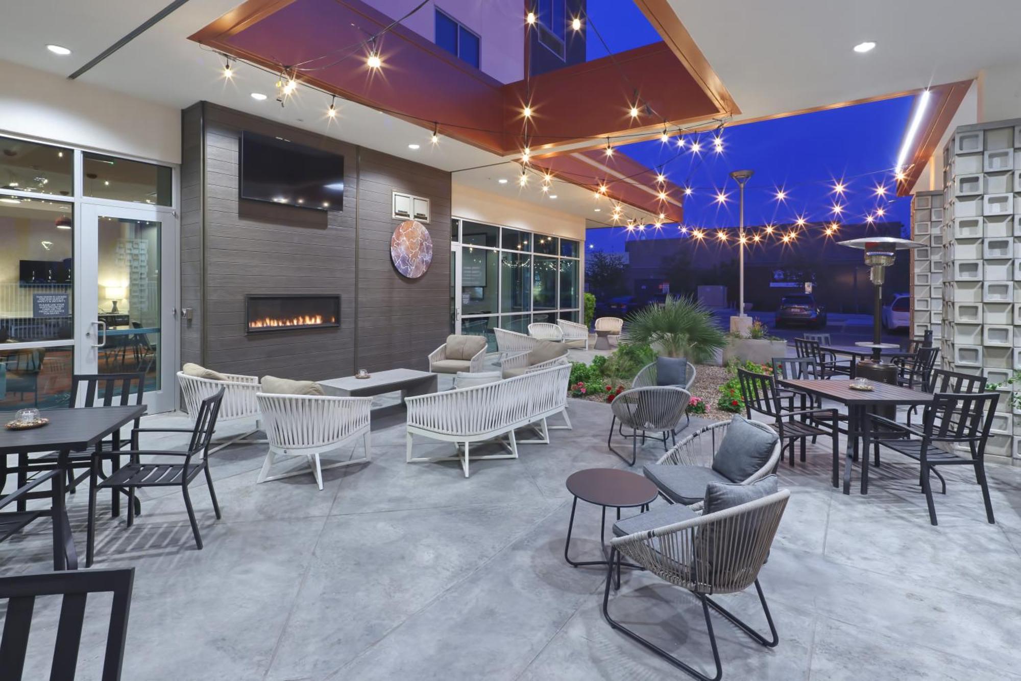 Hilton Garden Inn Chandler Downtown Exterior photo